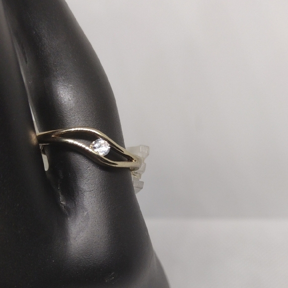 None Jewelry - ✨ Elegant Gold-Tone Ring with Glass Center Stone | Size L | Timeless Statement